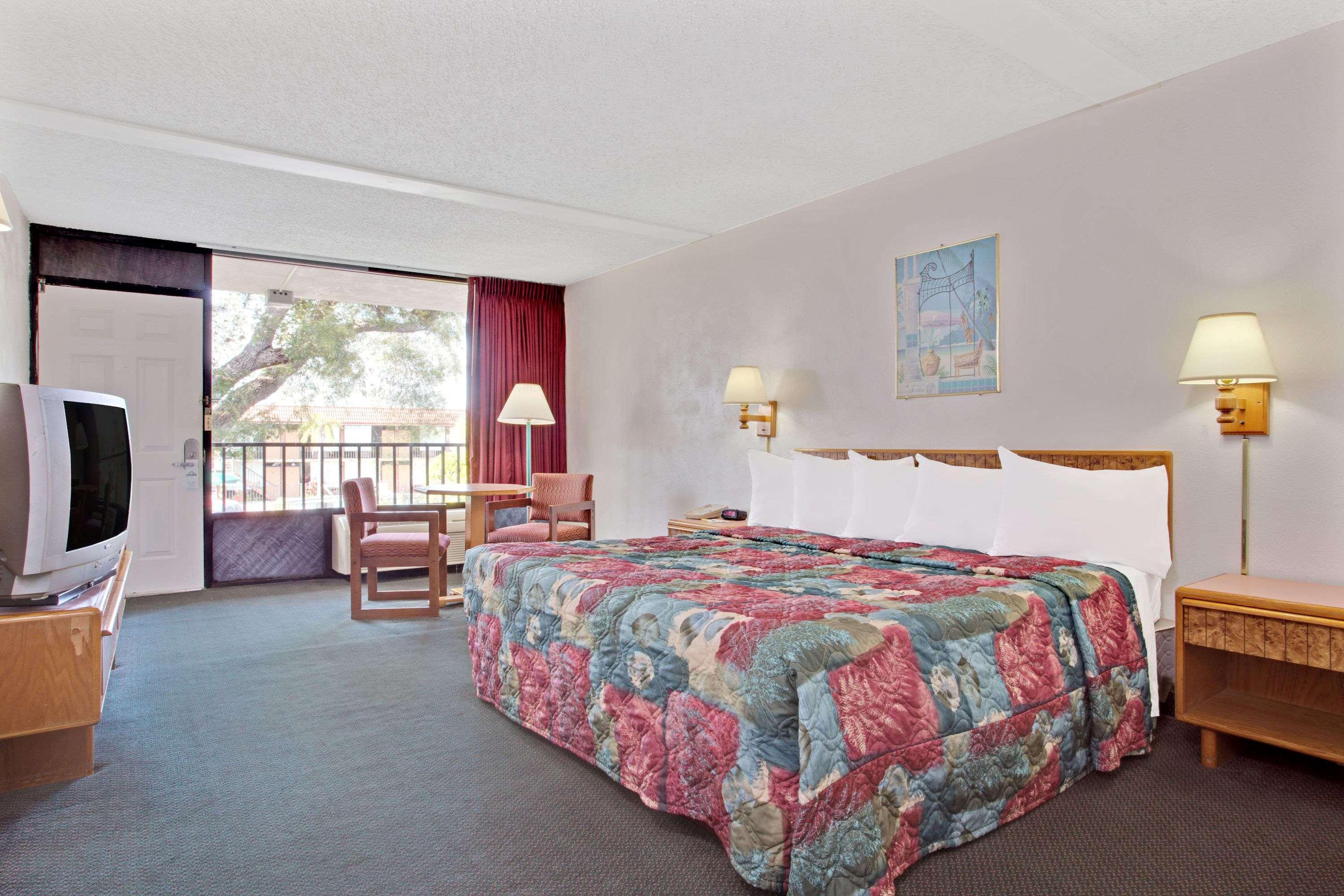 Days Inn By Wyndham Clearwater/Central Exteriör bild