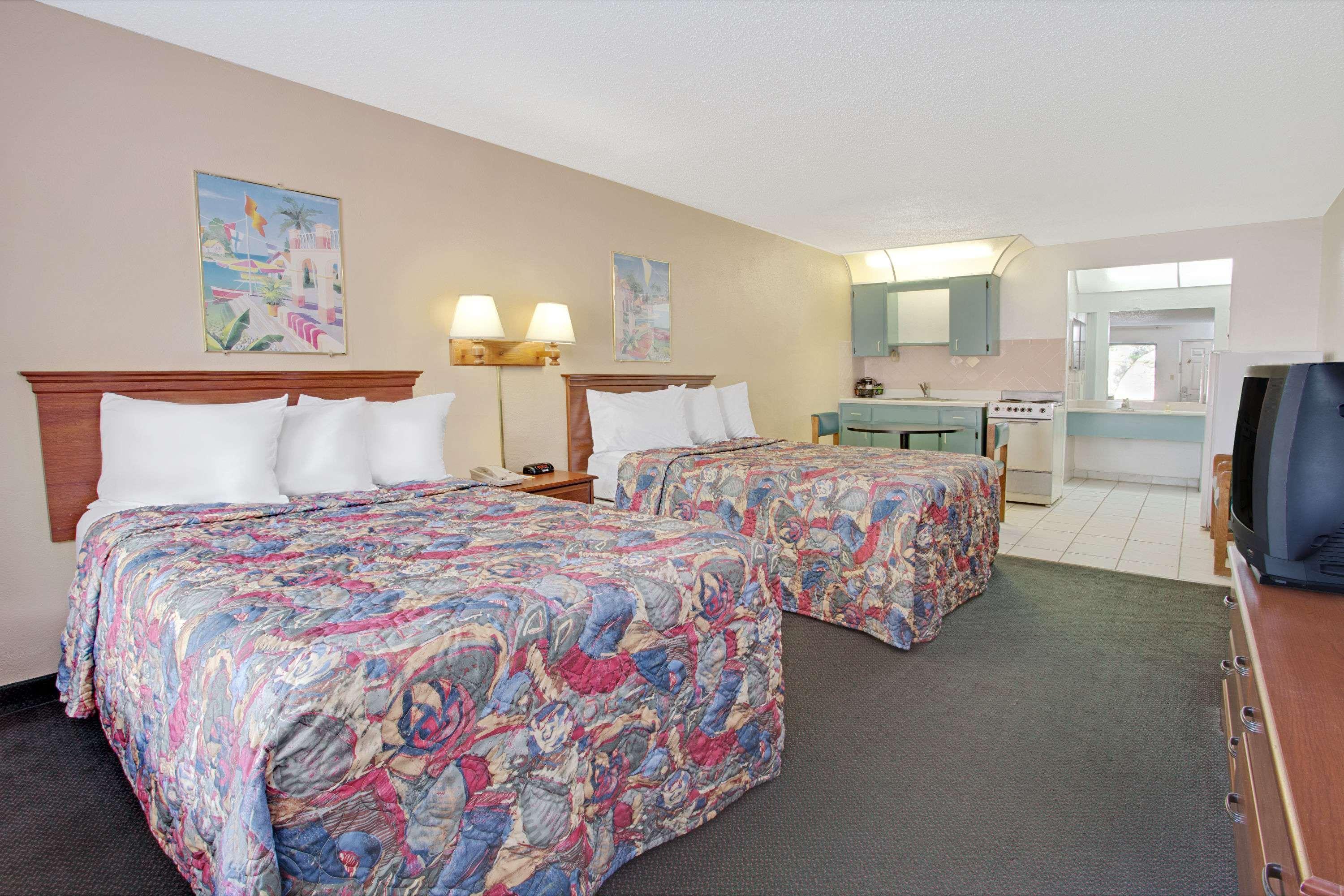 Days Inn By Wyndham Clearwater/Central Exteriör bild